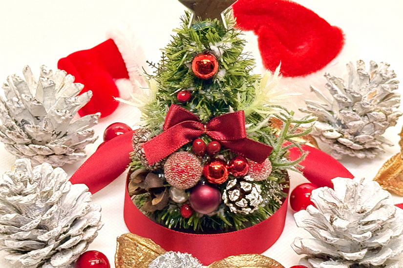 クリスマスツリーが中央にあり、赤いリボンやオーナメントで飾られている