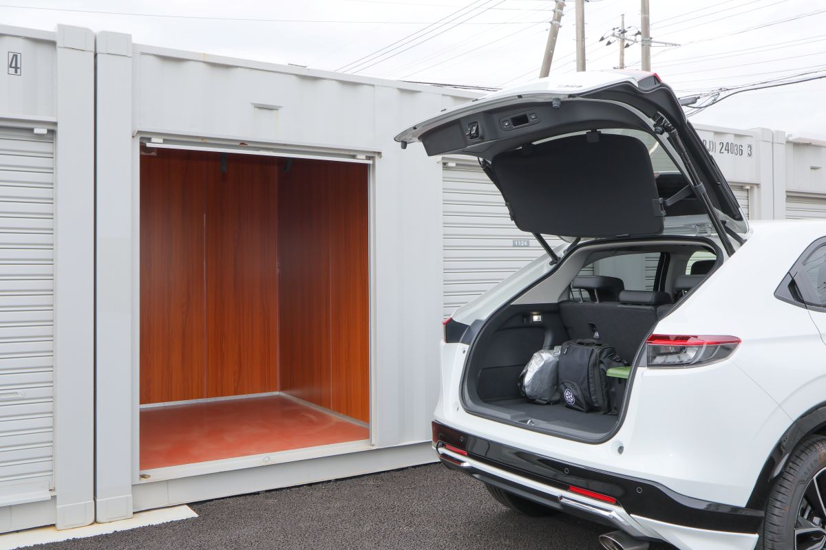 ストレージ王の屋外型トランクルームに横付けされた車。