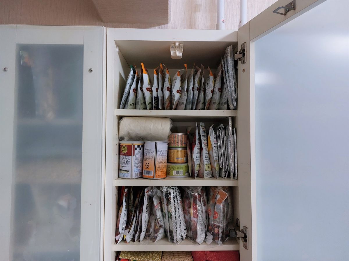 棚に収納されている缶詰やレトルト食品。