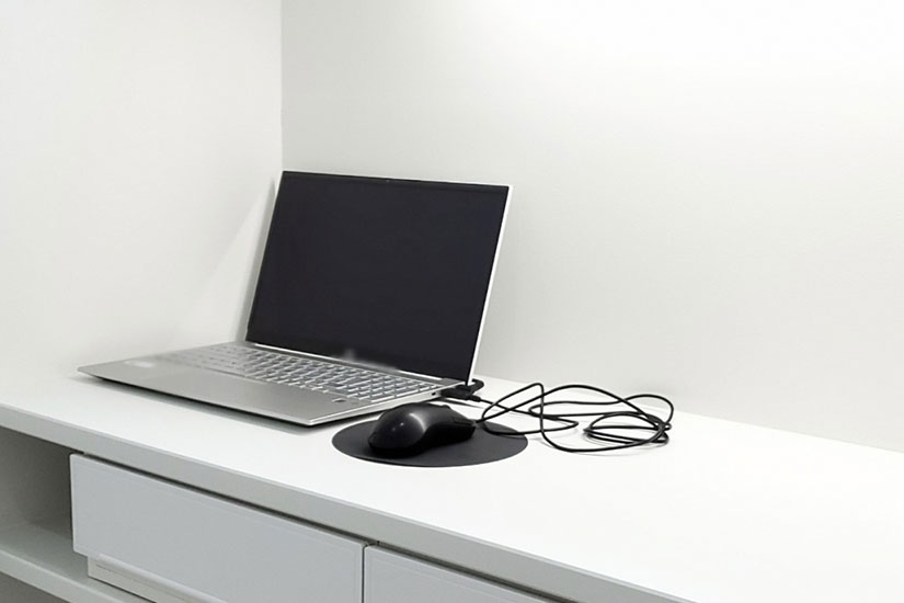 白いデスクに置かれたパソコンとマウス