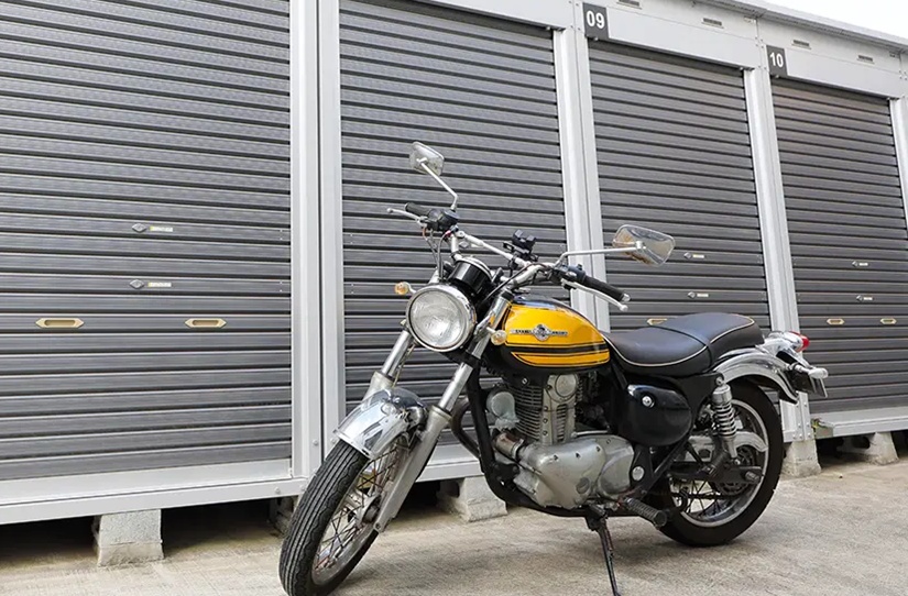 バイク保管庫の前に置かれたバイク