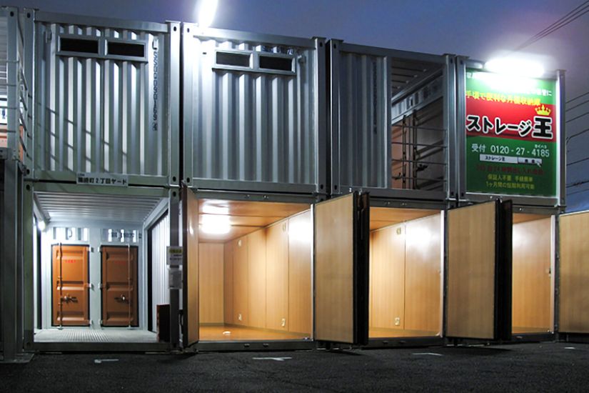 夜間に照明が点灯している、屋外型トランクルーム。