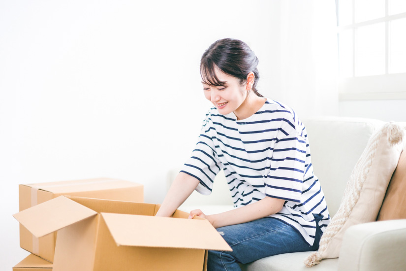 ダンボールを広げる女性