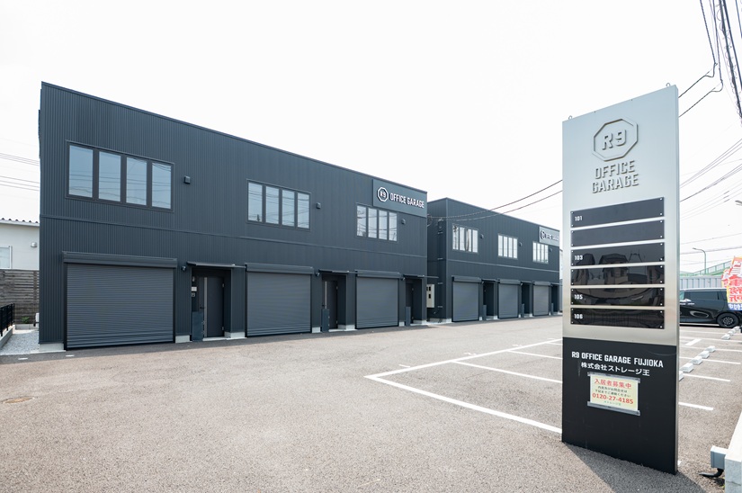 栃木市藤岡町のガレージ付きレンタルオフィス「R9 OFFICE GARAGEの外観。