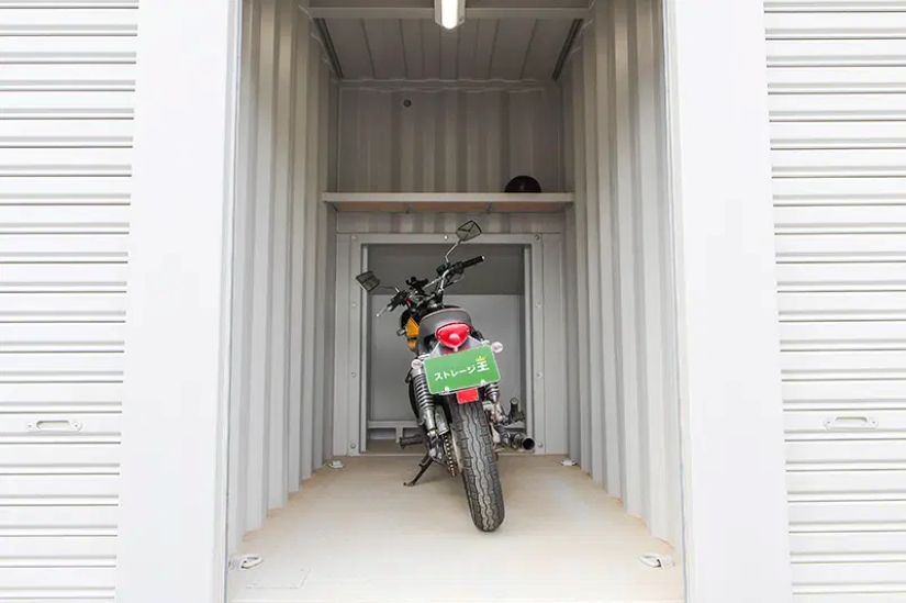 バイク保管庫の中に置かれたバイク