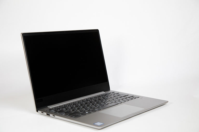 白背景にノートパソコンが置かれている