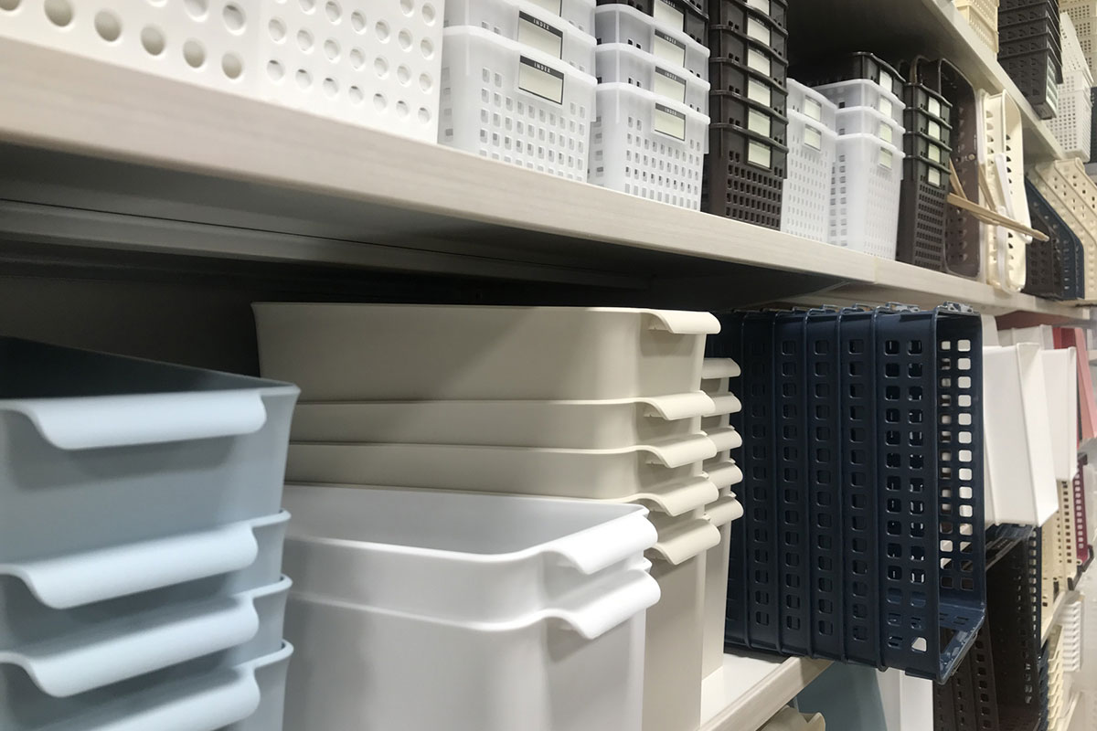プラスチックの収納ボックスが置かれた棚