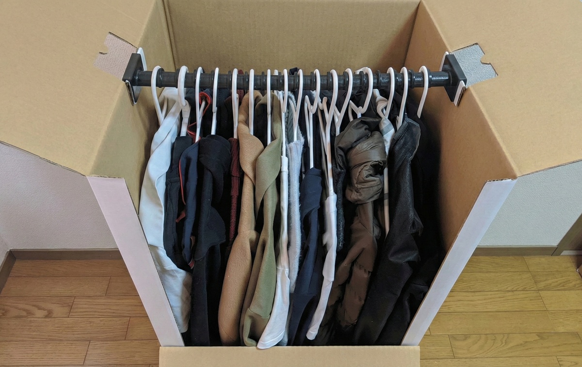 衣類をかけたハンガーボックス