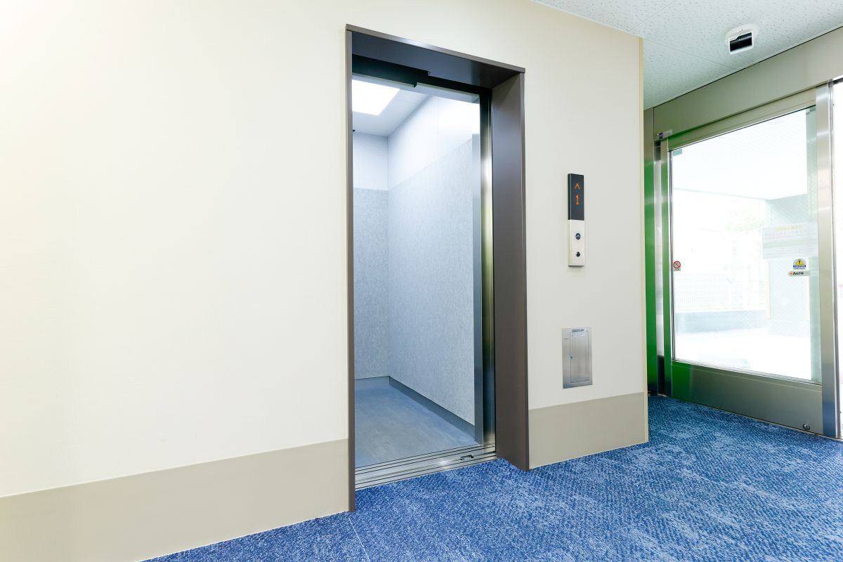 ストレージ王の屋内型トランクルームのエレベーター。