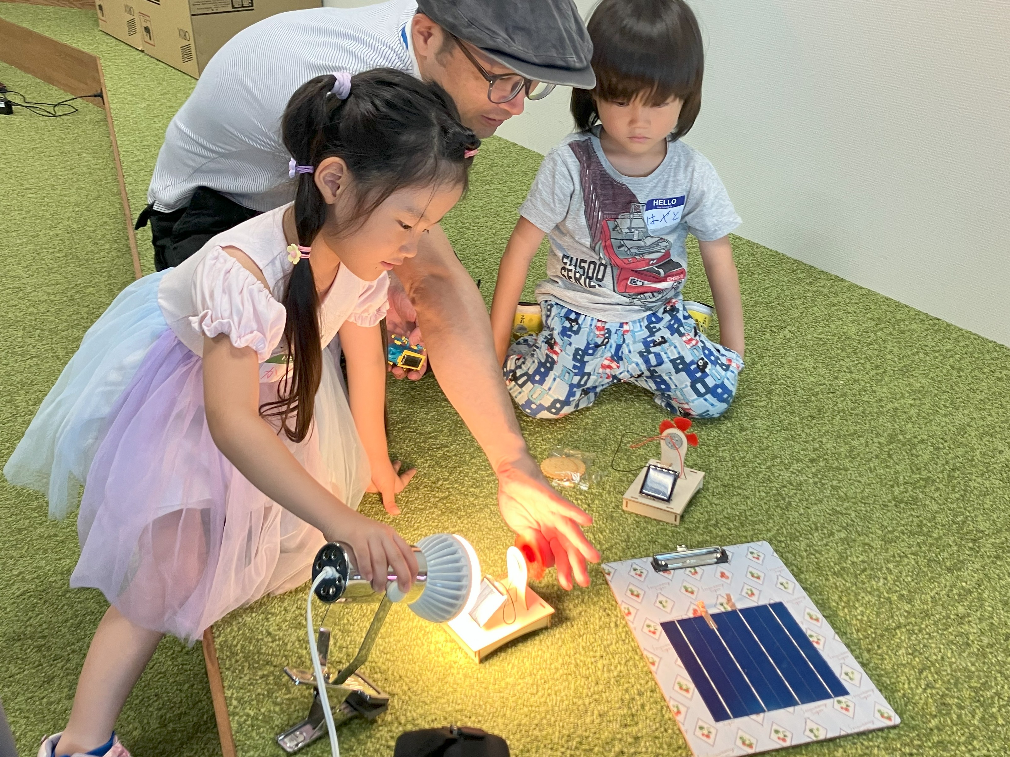 あいにく曇り空の日...。でも太陽の代わりにライトを当てたら...動いた！