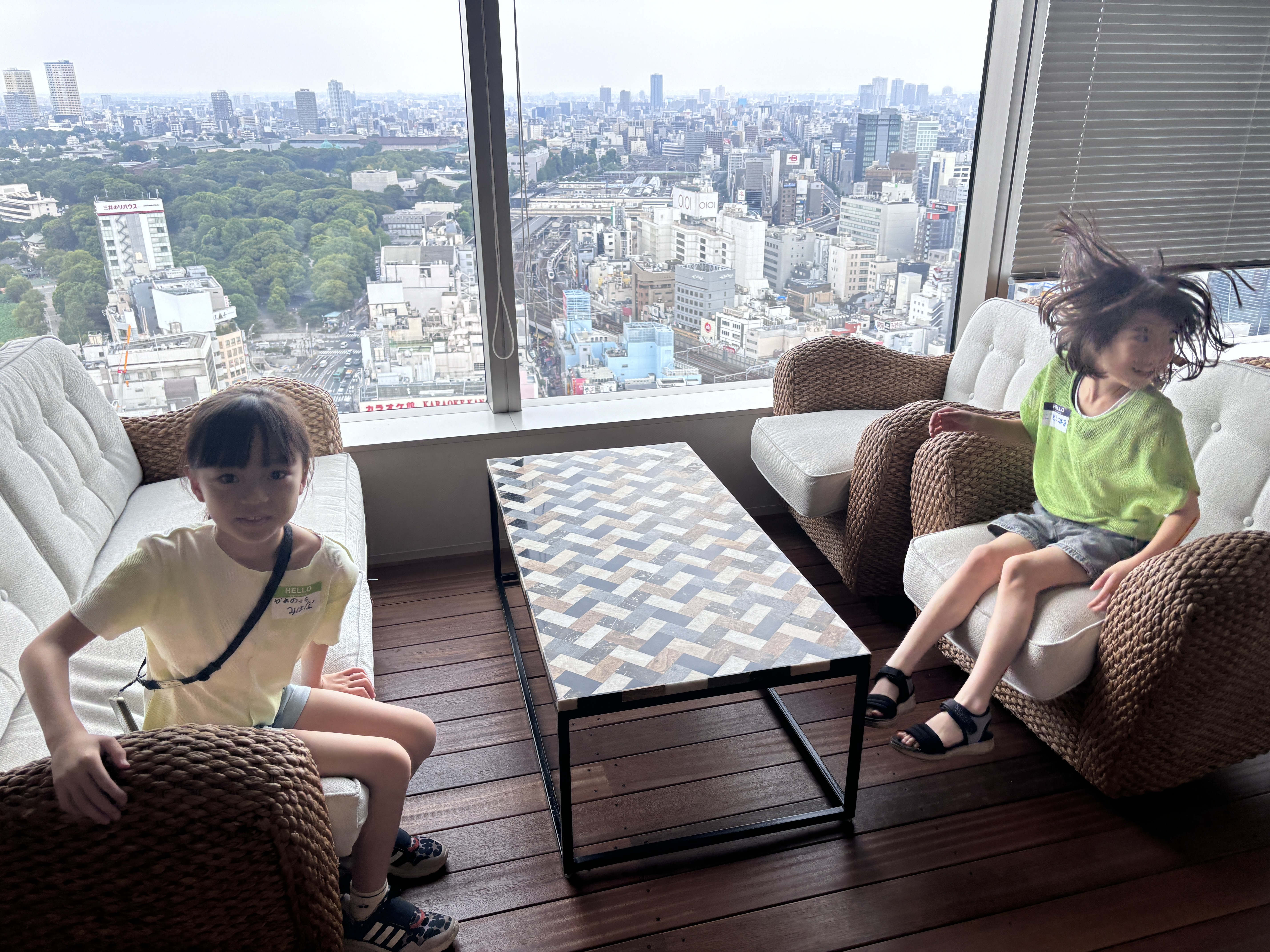 ソファや椅子を見つけるたびにどうしても座ってしまう子どもたち(笑)