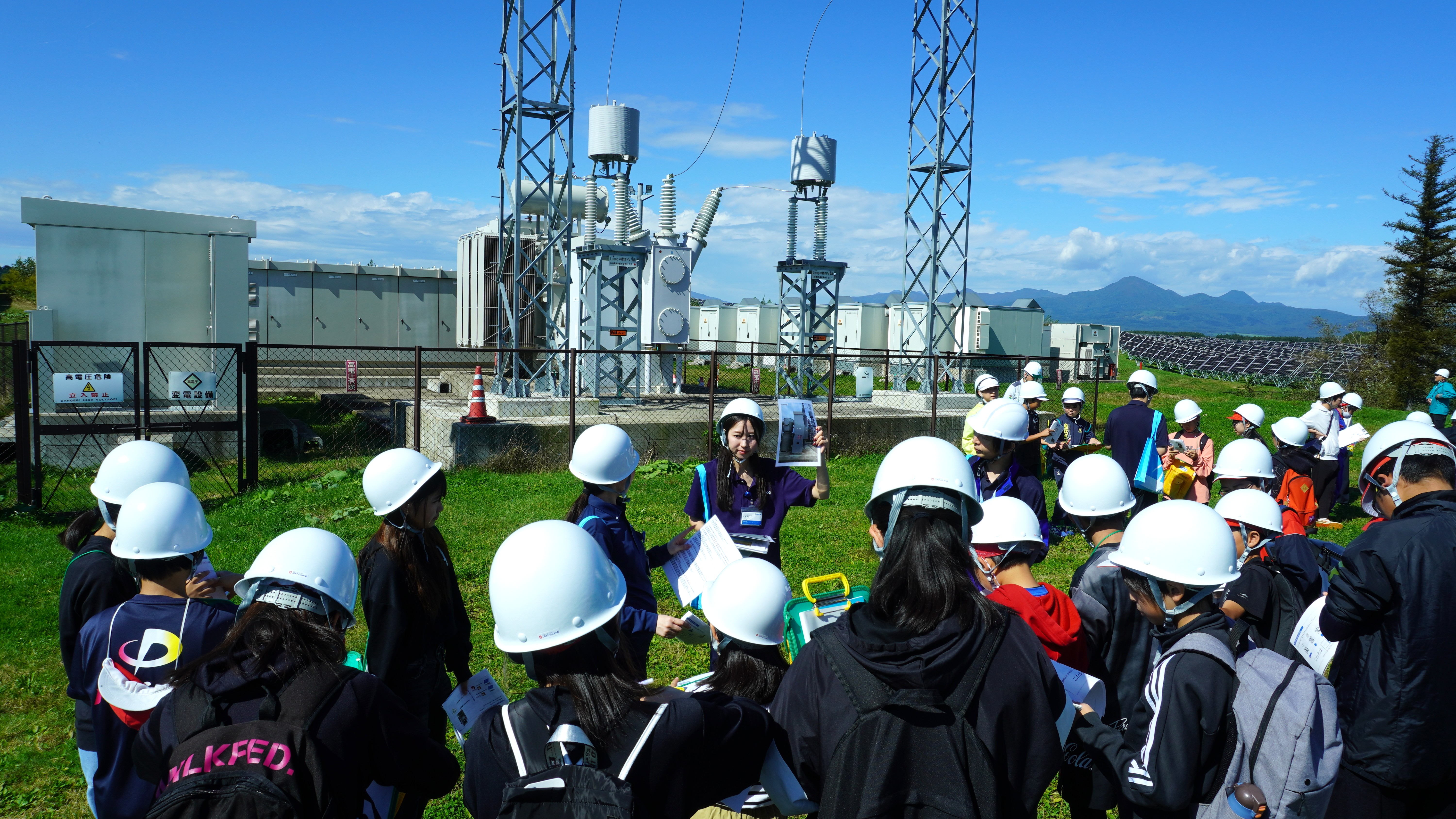 ▲遠く離れた家庭にも電気を届けるため22,000Vの電圧を66,000Vまで昇圧！（3倍圧！）