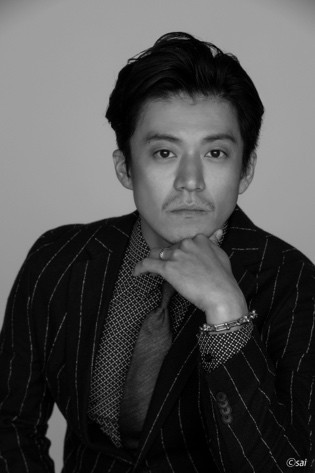 小栗旬さんが“ムダ電気”に鋭くツッコむ！？シュールな世界観に注目