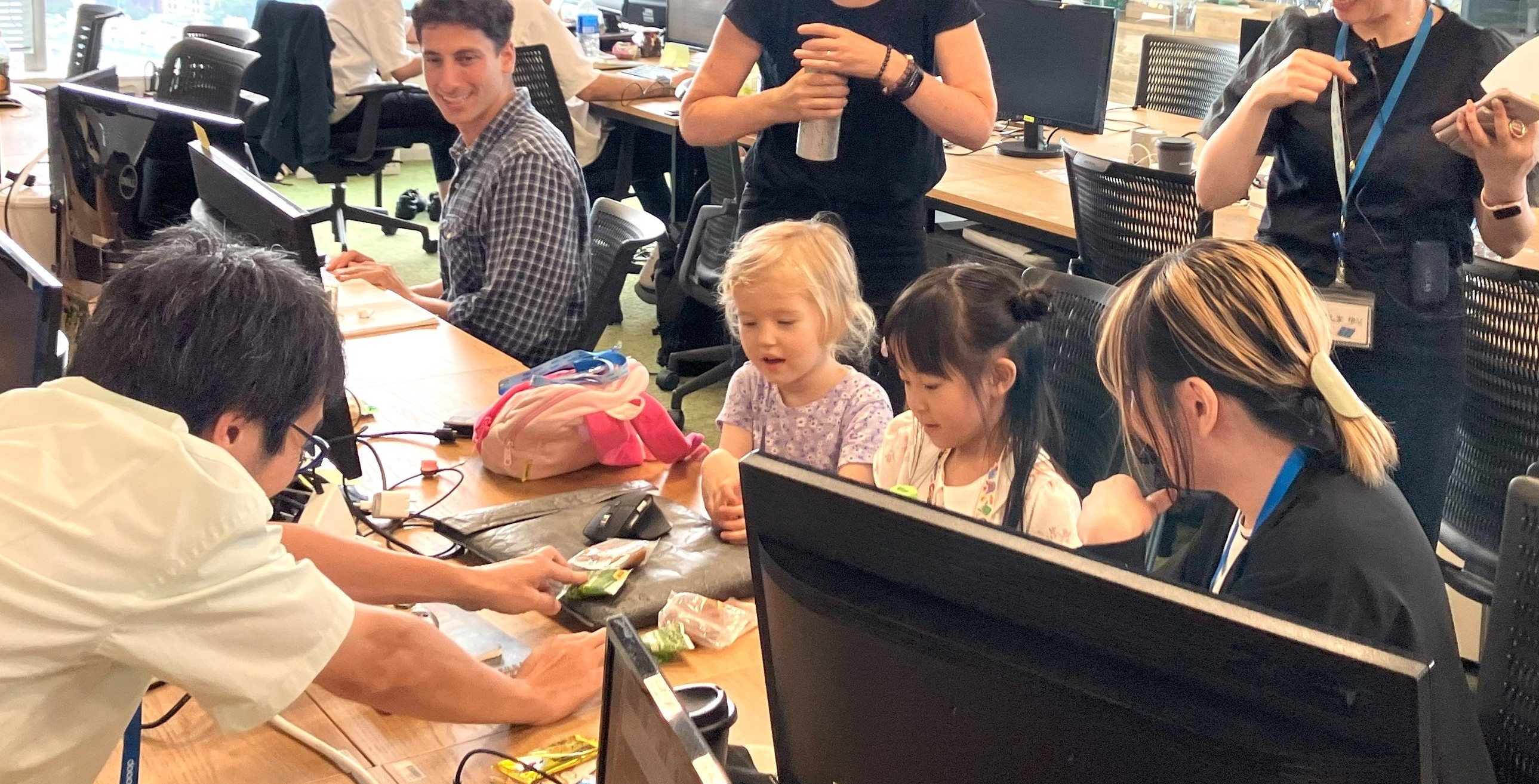 子どもたちがママの席に座ると周りの社員の方々が温かく迎えてくれました。暖かい笑顔に包まれていました！