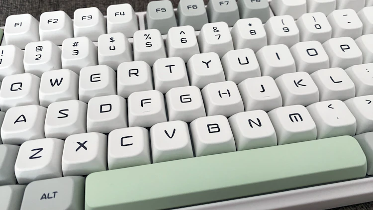 Epomaker TH80-Xレビュー】スクリーン内蔵のユニークな Epomaker TH80-Xレビュー】スクリーン内蔵のユニークな