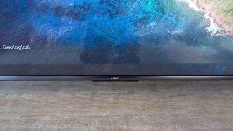 ロゴに赤外線受信器が搭載されています