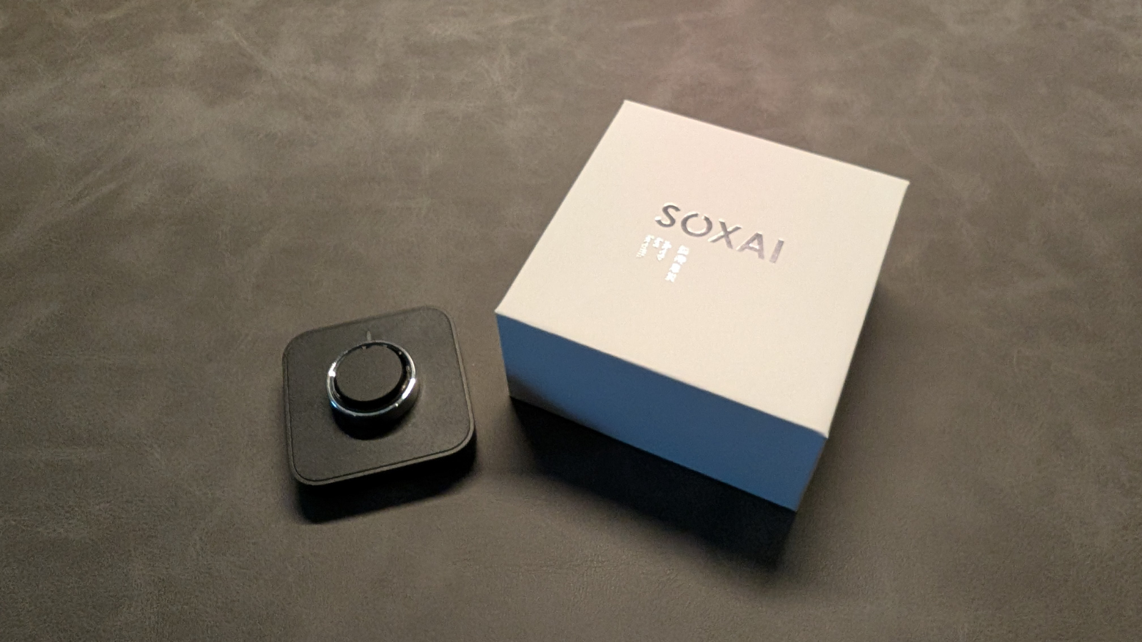 リング本体と専用充電器が同梱されています