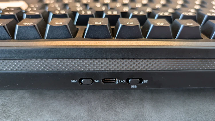 上部(切り替えスイッチ、USB Type-C、2.4GHzのドングル)