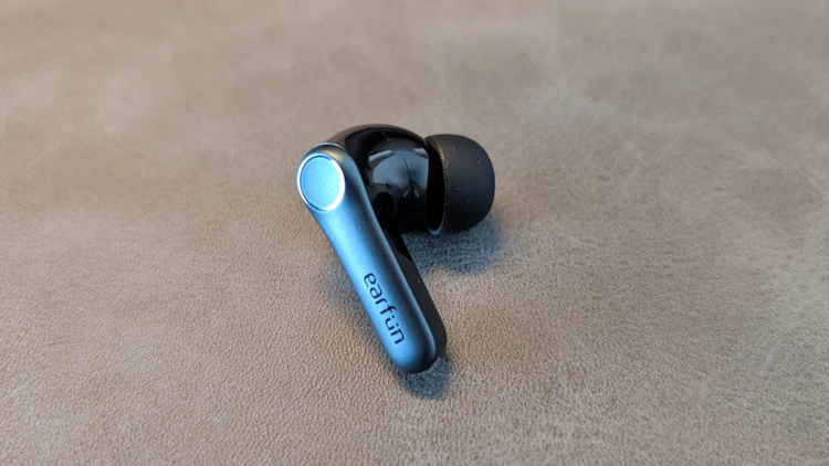 イヤホン本体(タップ操作できます)