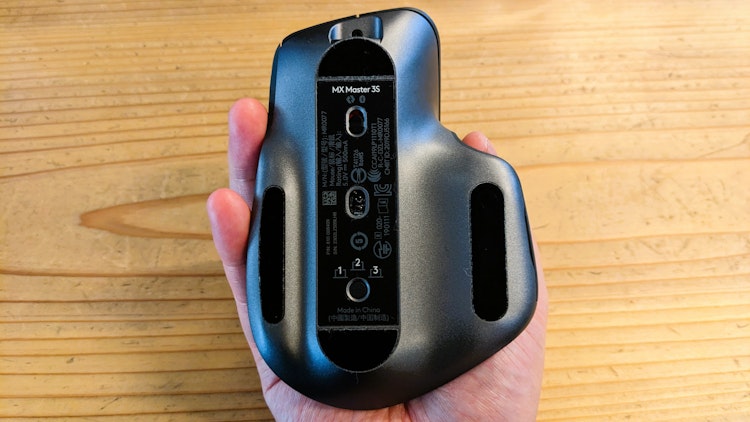 裏面(電源ボタンやマルチペアリングが確認できる)