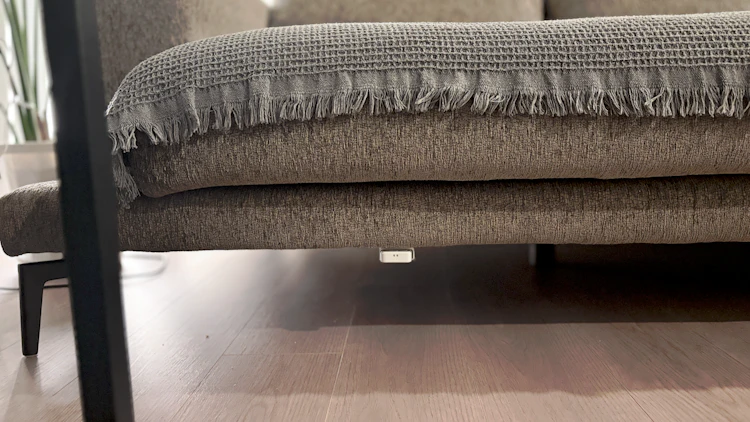 ソファーしたの照明スイッチ