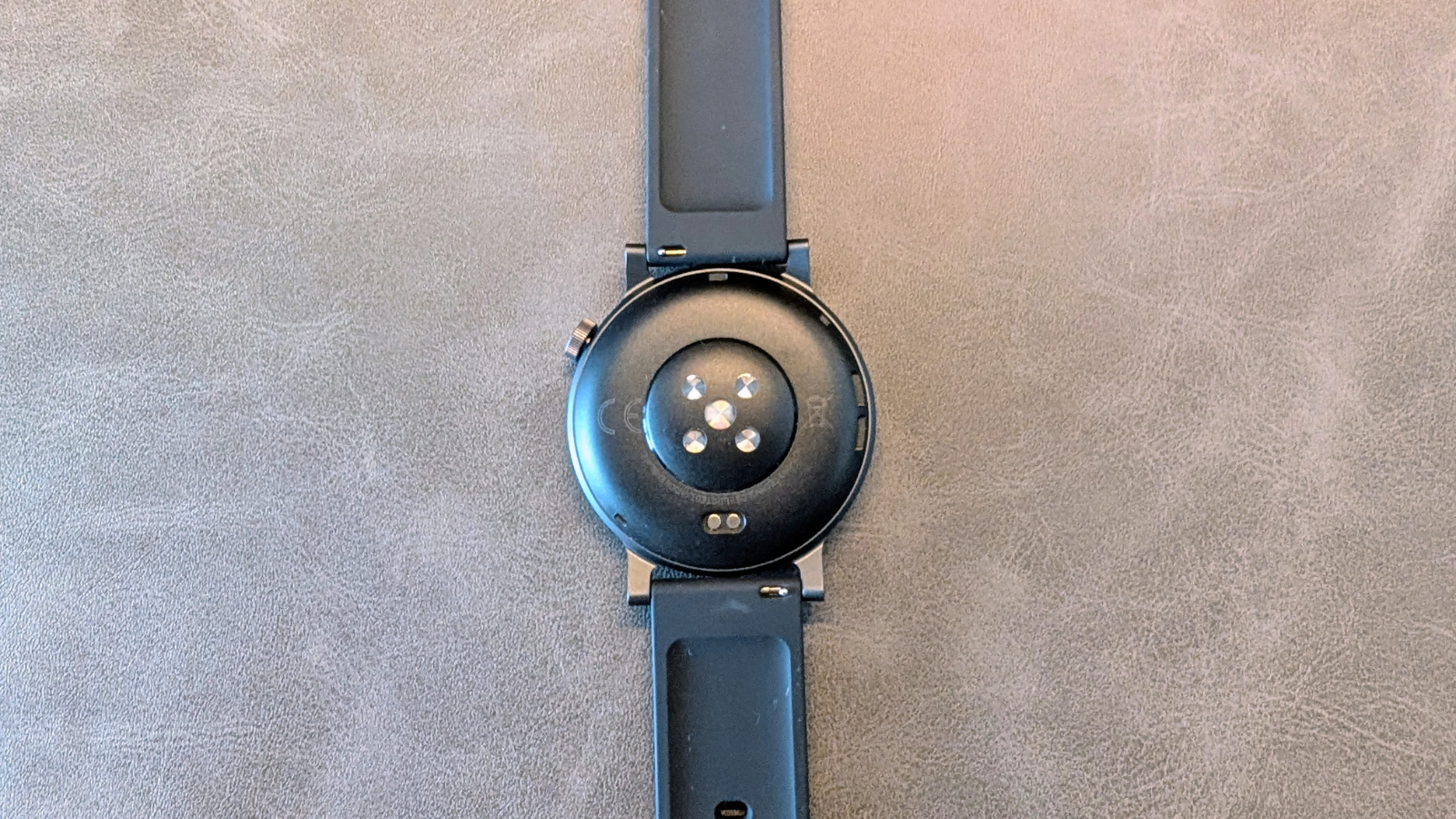 裏面（センサー部分が5つに増設されている）