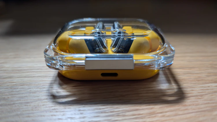 後部(充電端子はUSB Type-C)