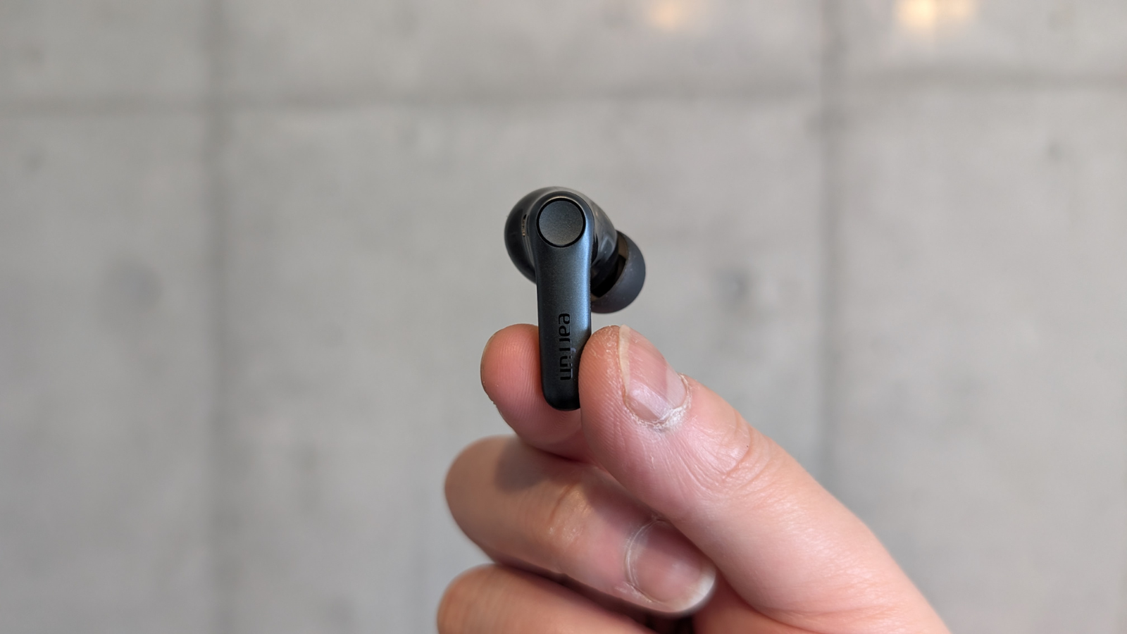 イヤホンを持ってみた（シックで美しい）