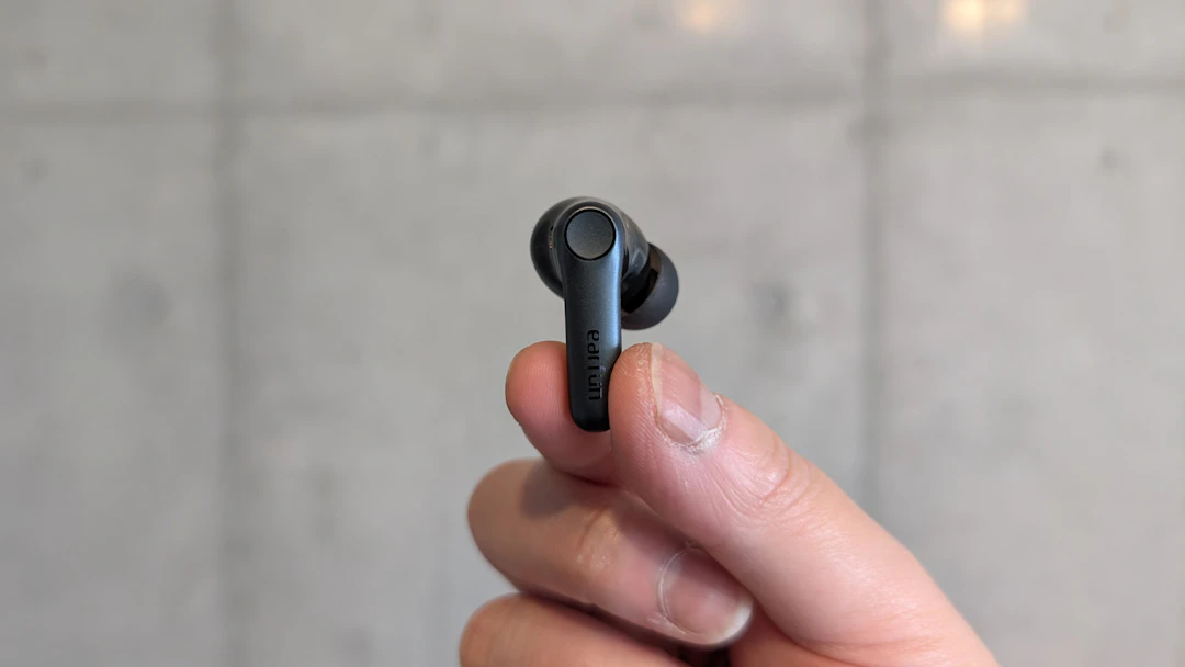 イヤホンを持ってみた(シックで美しい)