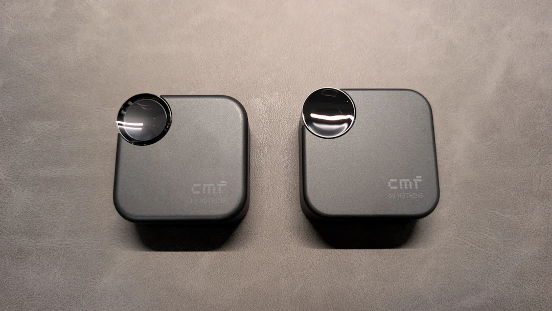 左:CMF Buds 2、右:CMF Buds 2a(並べてみると違いはなさそうに見えるけど…)