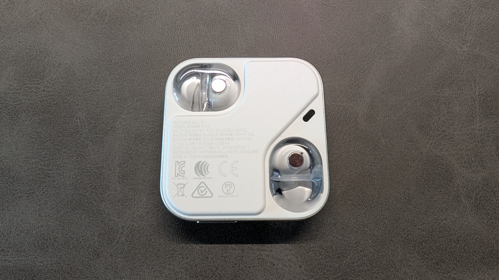 ケース裏面（イヤホン格納部分はスケルトンでオシャレ）