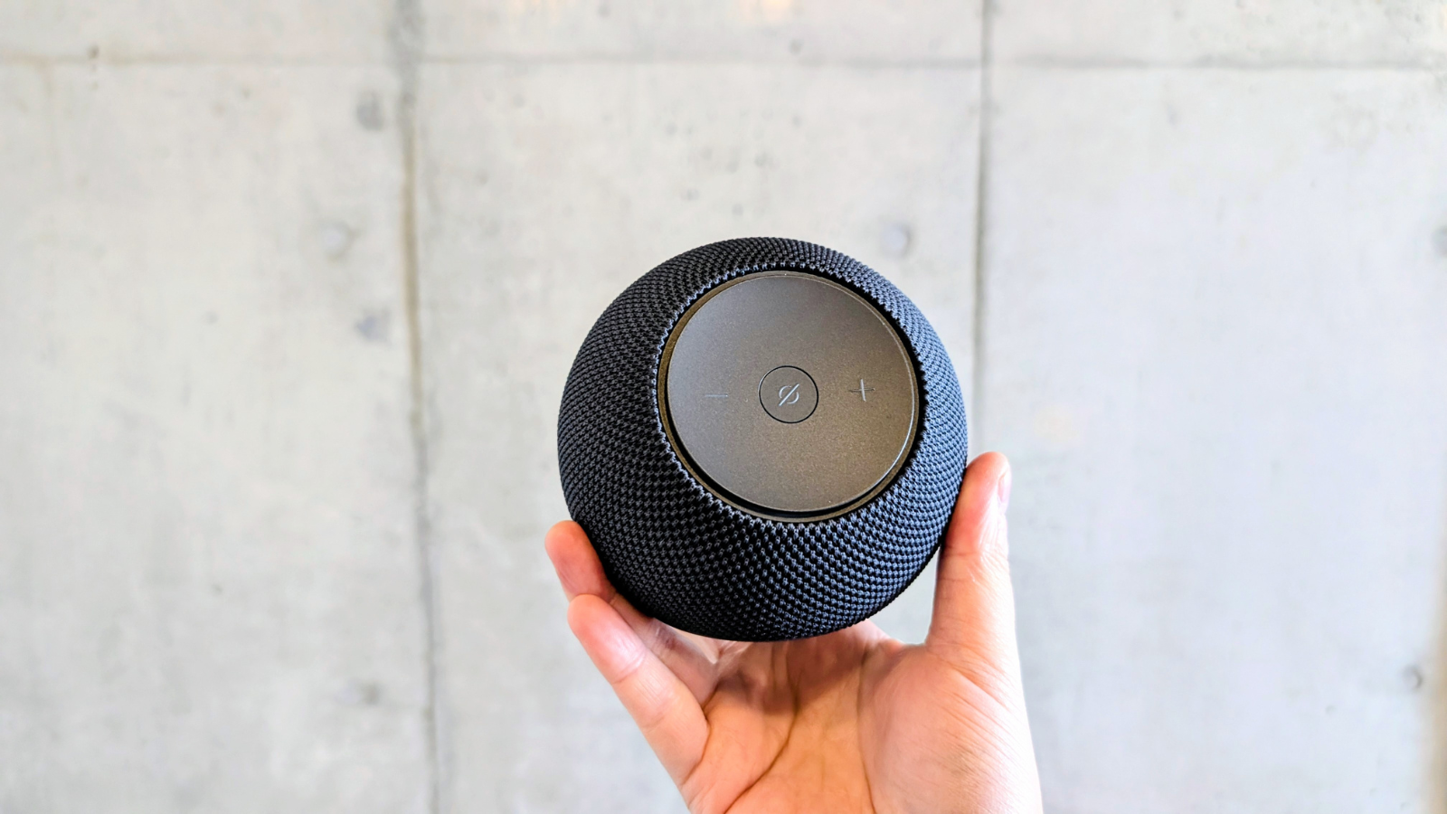 サイズは持ってみるとこんな感じ（Maxと言いつつコンパクト）