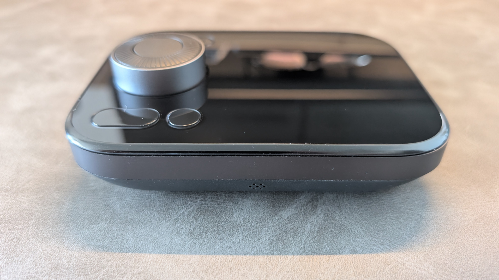 側面（スピーカーも搭載）