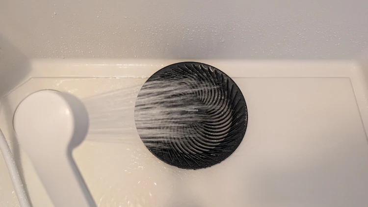 カバーはシャワーをぶっかけてさくっと綺麗にしましょう