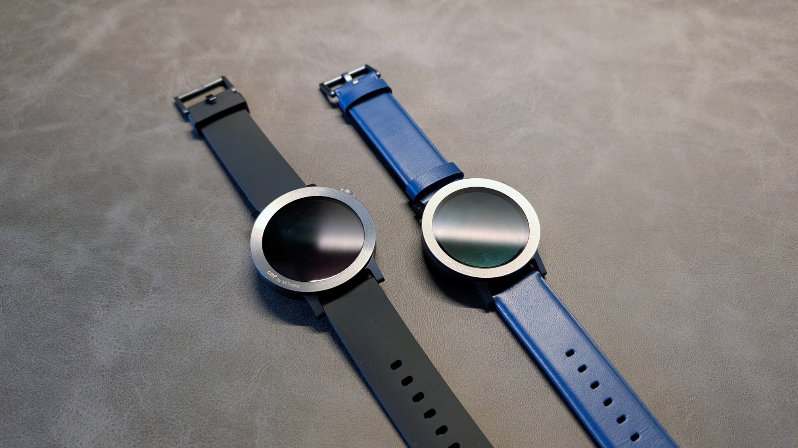 並べてみるとほとんど変わらないサイズ感（左：CMF Watch 3 Pro、右：前モデル）