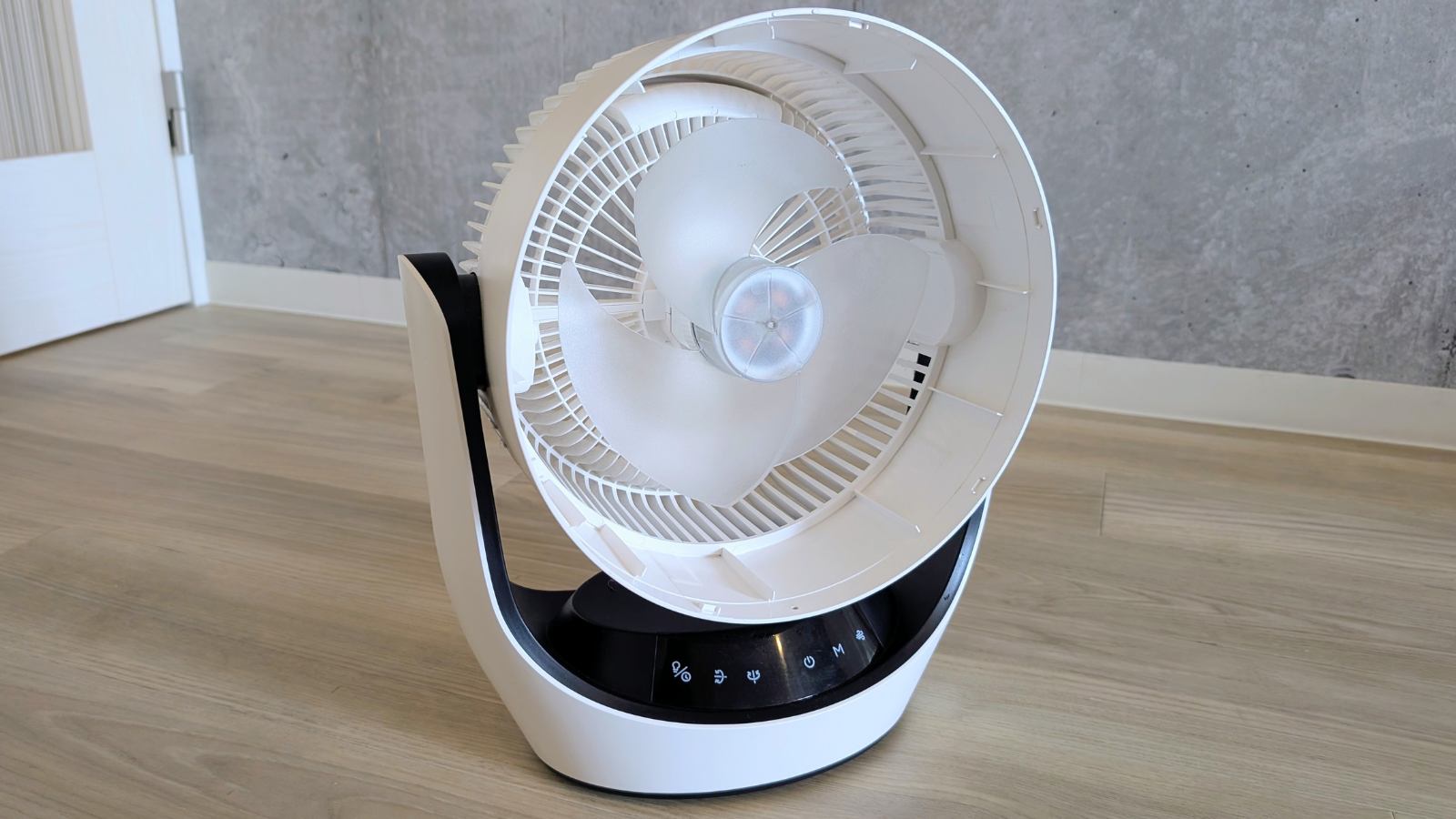 カバーを外したらクイックルワイパー的なものでホコリをふき取ります