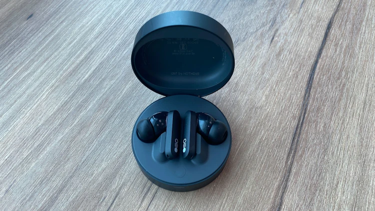 cmf BUDS PRO ケース開いた状態