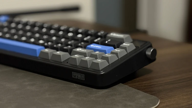 側面にボリューム調整につかえるダイヤルがついています