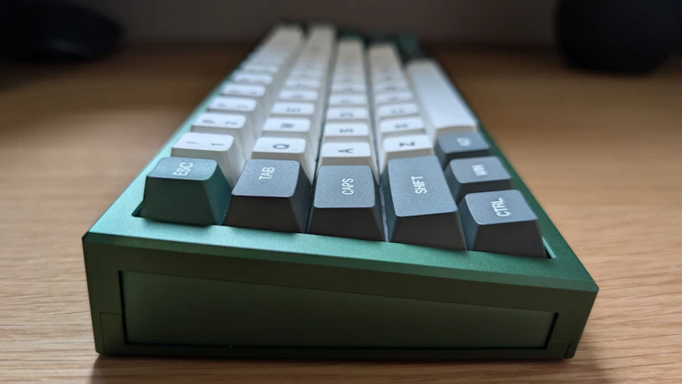 側面(キーに傾斜がありタイピングしやすい)