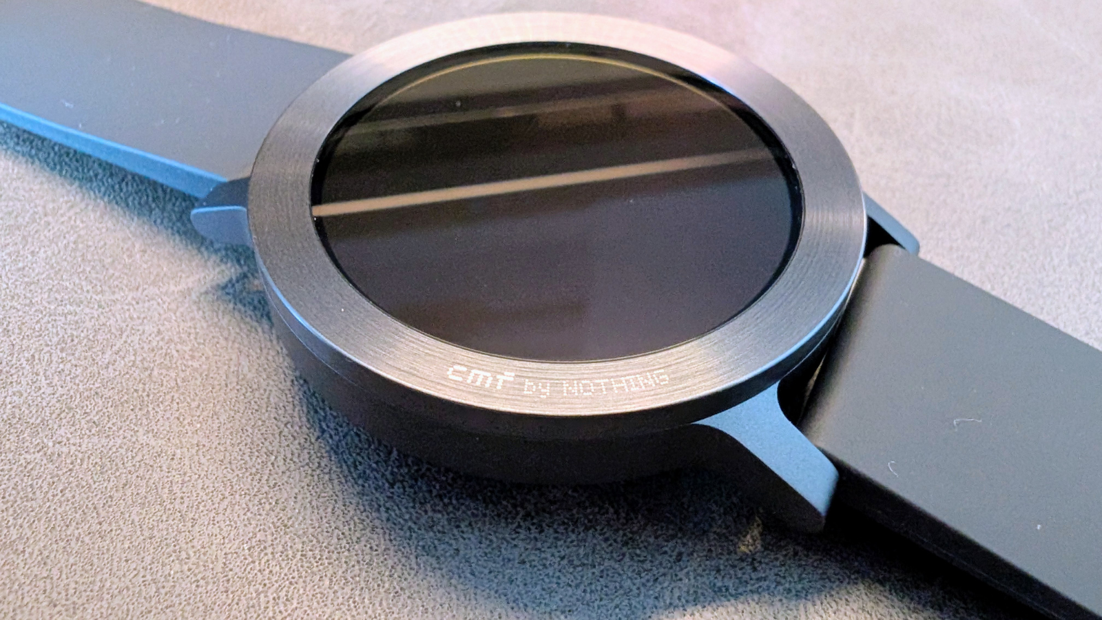 ベゼル部分がヘアライン仕上げっぽくなっていて細部のこだわりを感じる