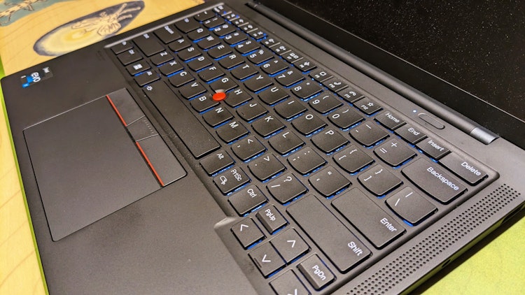 打ちやすいキーボードとトラックポイント