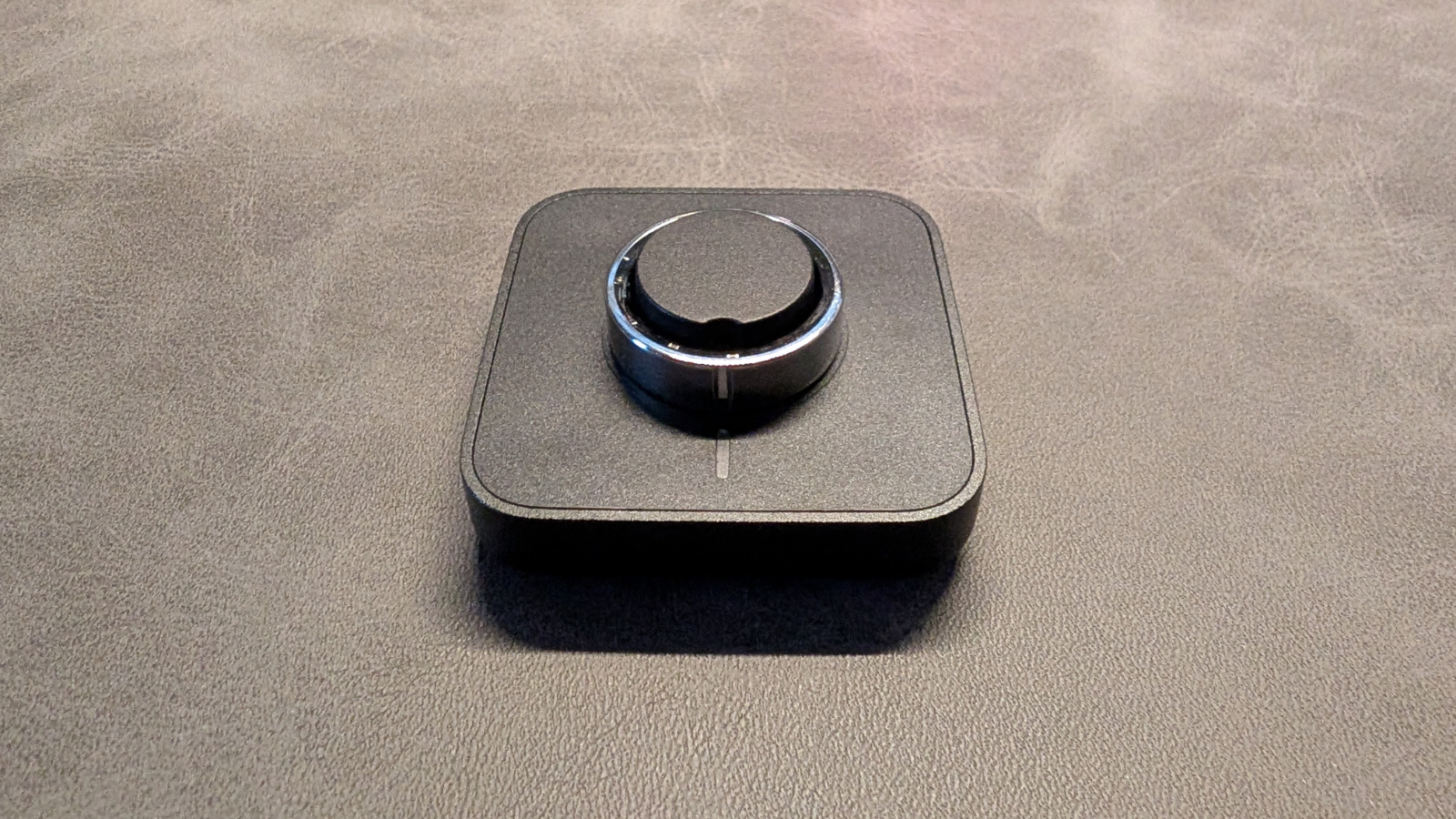 充電器はコンパクトな感じ