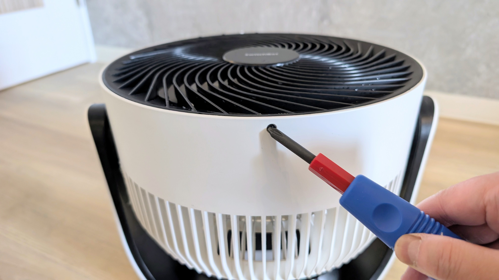 ここのネジを取ればカバーが外れます