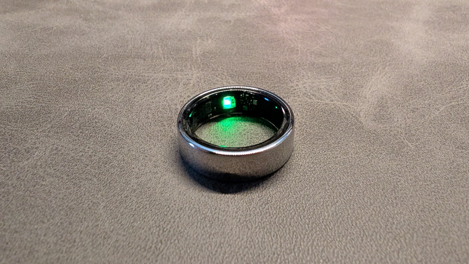 リング本体の裏側にセンサーが搭載されています