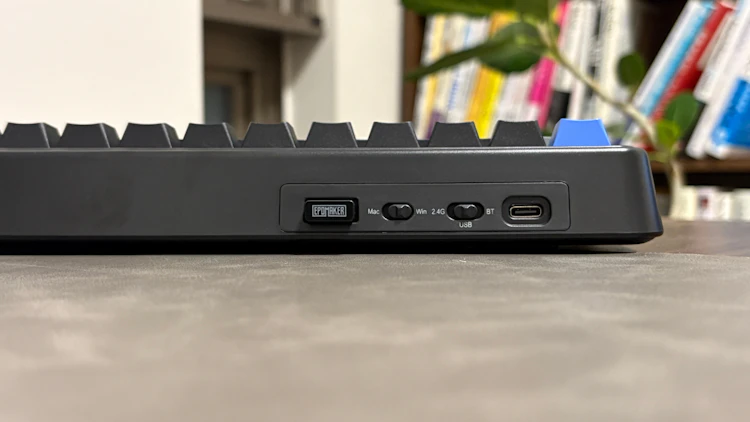 上部(2.4GHzのドングル、切り替えスイッチ、USB Type-C)