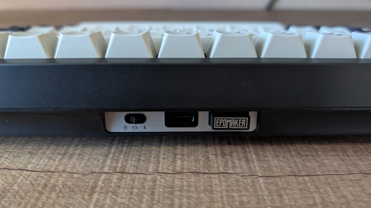 上部(切り替えスイッチ、USB Type-C、2.4GHzのドングル)