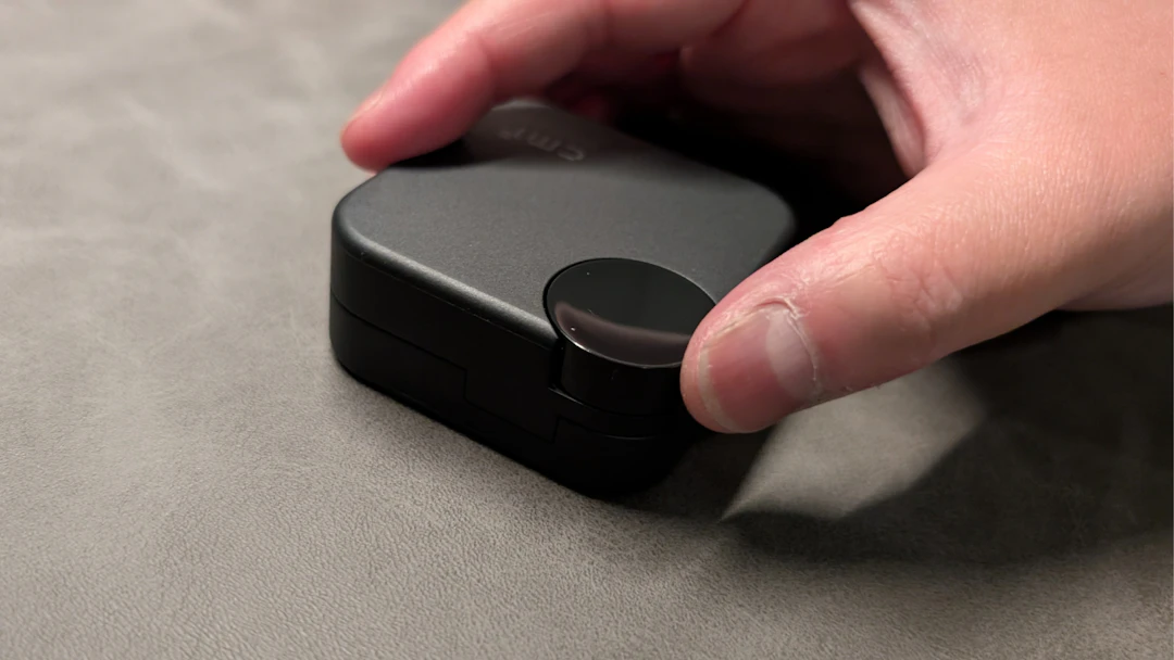 ダイヤルを回すとストラップ穴が出てくる仕組み