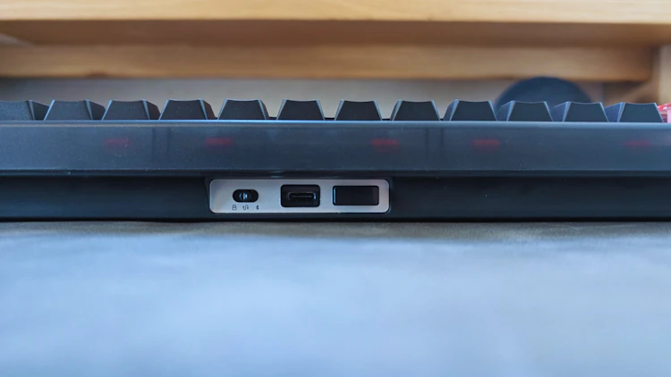 上部(切り替えスイッチ、USB Type-C、無線接続用のドングル)