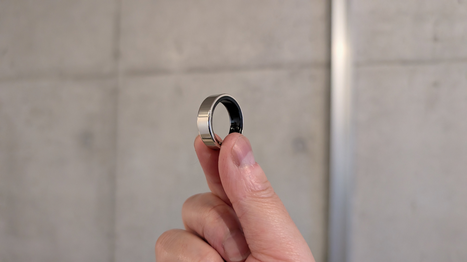 チタン製でアクセサリーとしての雰囲気をしっかり感じられる