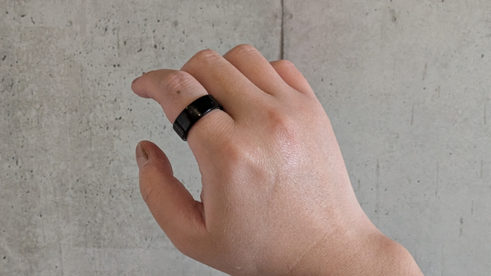 黒色で日中着けていても目立たない